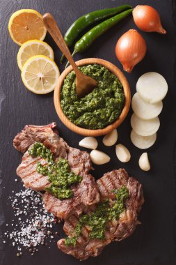 kayrak gemide chimichurri soslu dana biftek ızgara. vertic