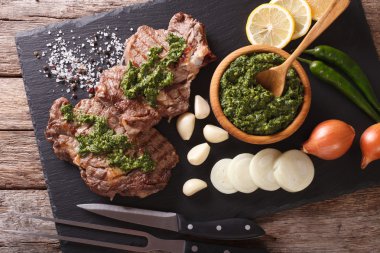 baharatlı ot soslu closeup tahtası ile sığır eti biftek ızgara. hor