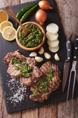 Baharatlı ot soslu closeup tahtası ile sığır eti biftek ızgara. ver