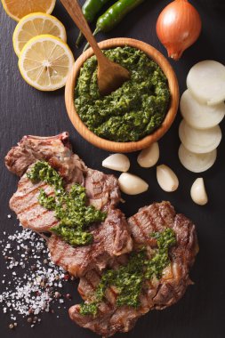 Arjantin mutfağı: ızgara sığır eti biftek chimichurri sos ile. ve