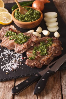 Baharatlı ot soslu closeup tahtası ile sığır eti biftek ızgara. ver