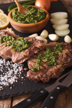kayrak gemide chimichurri soslu dana biftek ızgara. vertic