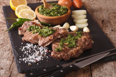 kayrak gemide chimichurri soslu dana biftek ızgara. Horizo
