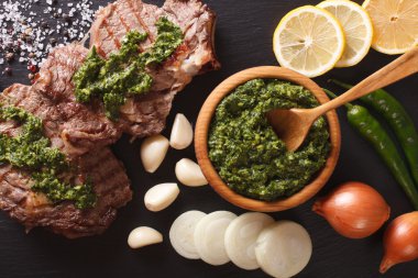 Arjantin mutfağı: ızgara sığır eti biftek chimichurri sos ile. Ho