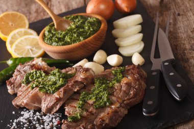 Chimichurri sosu yakın çekim ile lezzetli sığır eti biftek ızgara. horizo