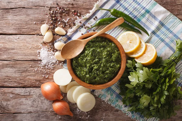 Salsa picante verde chimichurri e ingredientes close-up. Horizonte — Foto de Stock