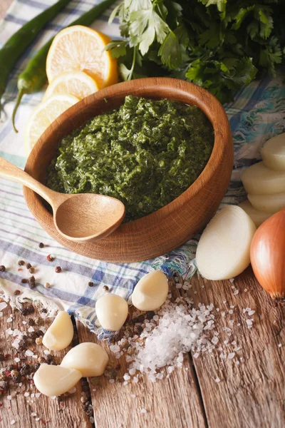 Chimichurri sås med ingredienser närbild. vertikala — Stockfoto