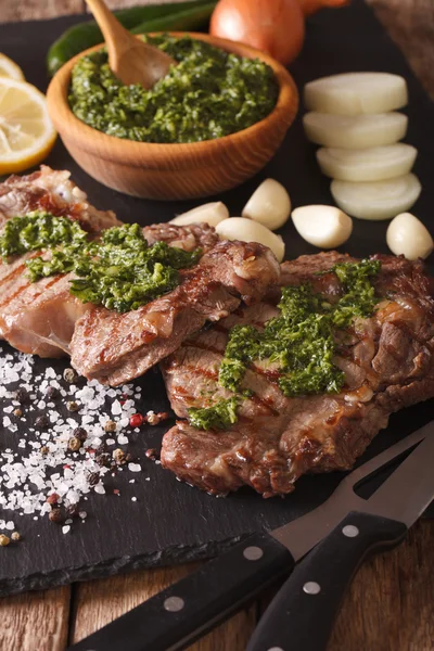 Bife grelhado com molho chimichurri em tábua de ardósia. verticária — Fotografia de Stock