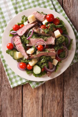 Dana biftek, peynir ve chimic ile giyinmiş sebze salatası