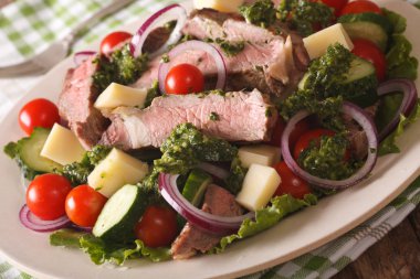 Sığır eti, peynir ve chimichurri ile taze sebze salatası sa