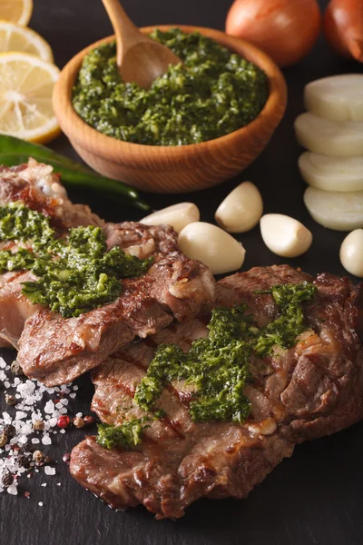 Cozinha argentina: bife grelhado com molho chimichurri mac — Fotografia de Stock