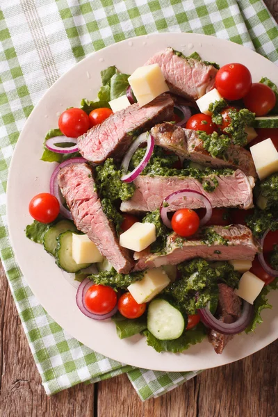 Salada de legumes, queijo e bife com molho chimichurri c — Fotografia de Stock