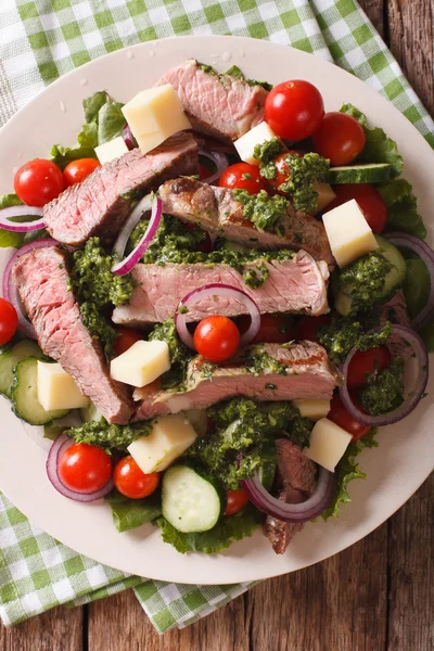 Viipaloitu naudanlihapihvi salaatilla tuoreita vihanneksia lähikuva. Ver — kuvapankkivalokuva