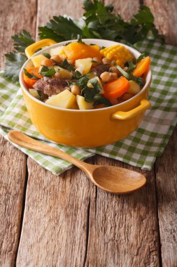 Pouchero sıcak yemek masada bir tencerede yakın çekim. dikey