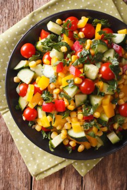 Mısır, yeşillik, domates, salatalık ve biber, sebze salatası.