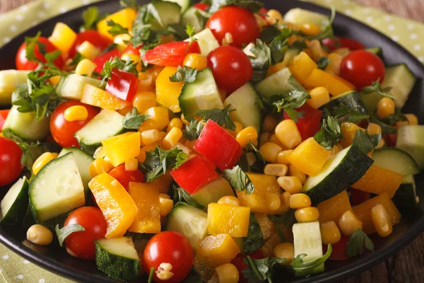 Alacsony kalóriatartalmú saláta, kukorica, paradicsom, uborka és bors bezárása- — Stock Fotó