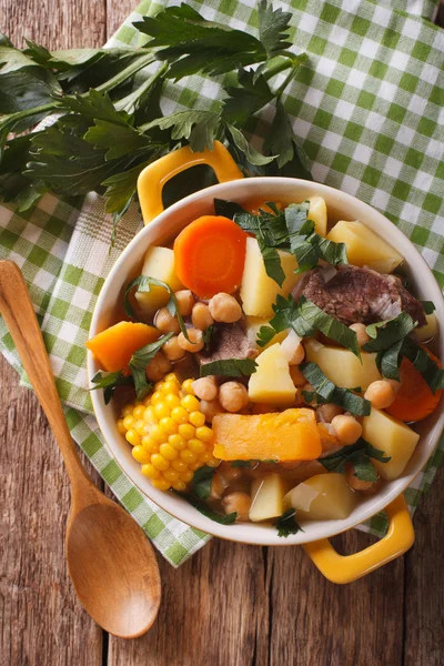 Cocina sudamericana: sopa espesa Pouchero primer plano en una olla. V. — Foto de Stock