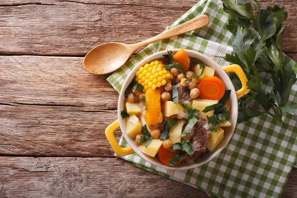 Pouchero heiße Platte aus nächster Nähe in einem Topf auf dem Tisch. horizontal oben — Stockfoto