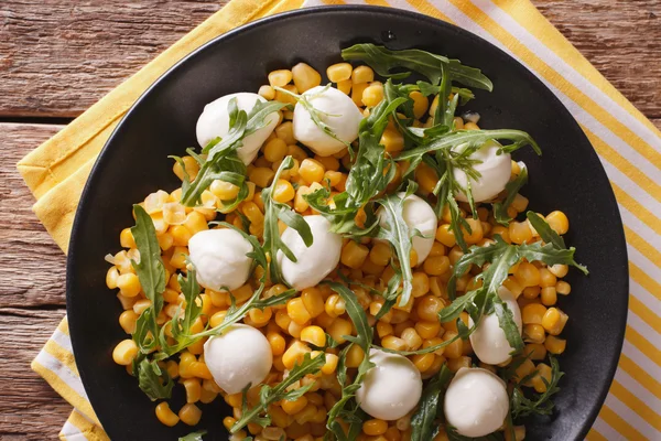 Insalata sana di mais, mozzarella e rucola primo piano. H — Foto Stock