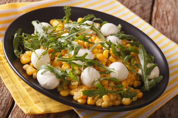 Ensalada saludable de maíz, queso mozzarella y rúcula de cerca. H —  Fotos de Stock