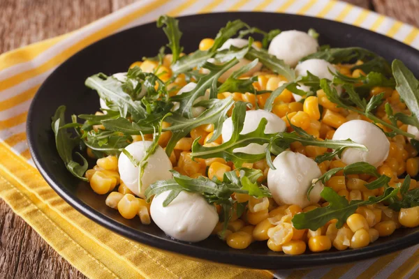 Ensalada dietética de maíz, mozzarella bebé y rúcula de cerca. hor —  Fotos de Stock