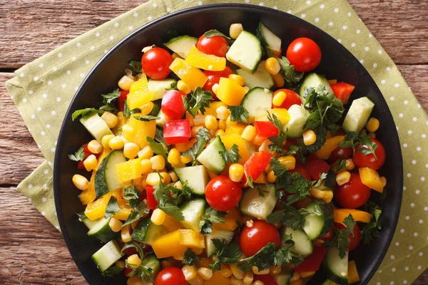 Groente salade van maïs, Groenen, tomaten, komkommers en paprika. — Stockfoto