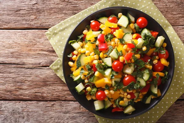 Dietary sallad majs, tomater, gurka och paprika. Horison — Stockfoto
