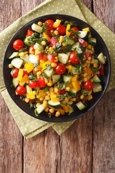 Salada dietética de milho, tomate, pepino e pimenta. vertical — Fotografia de Stock