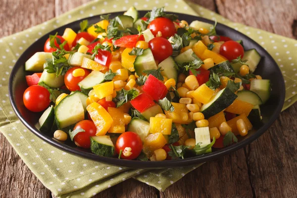 Ensalada dietética de maíz, verduras, tomates, pepinos y pimienta cl —  Fotos de Stock