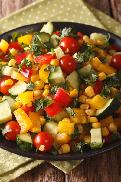 Sabrosa ensalada de maíz, verduras, tomates, pepinos y pimienta clos — Foto de Stock