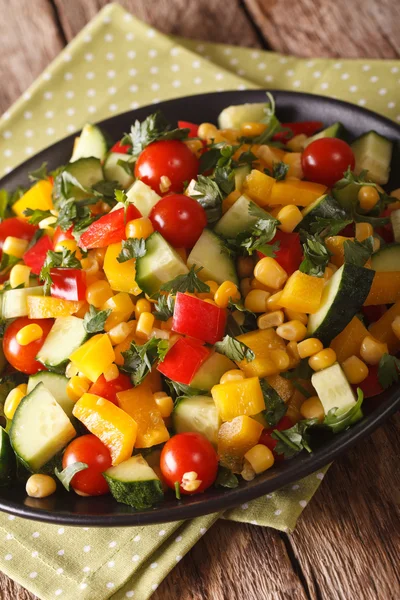 Ensalada de verduras frescas con maíz, tomates, pepinos y pimienta — Foto de Stock