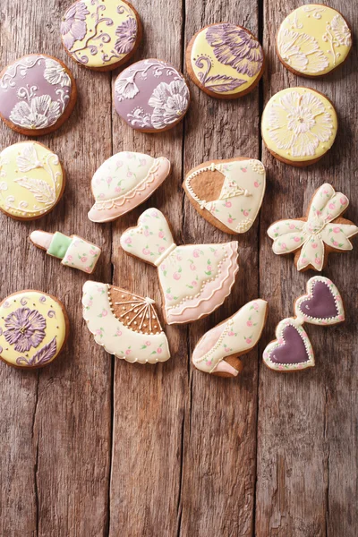 Moederdag gingerbread koekjes close-up. verticale bovenaanzicht — Stockfoto