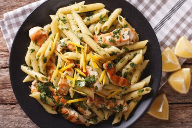 Pesto, tavuk göğsü ve limon closeup Penne makarna. horizo