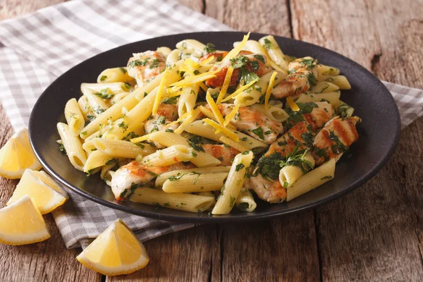 Deliciosa massa penne com ervas, peito de frango e casca de limão — Fotografia de Stock