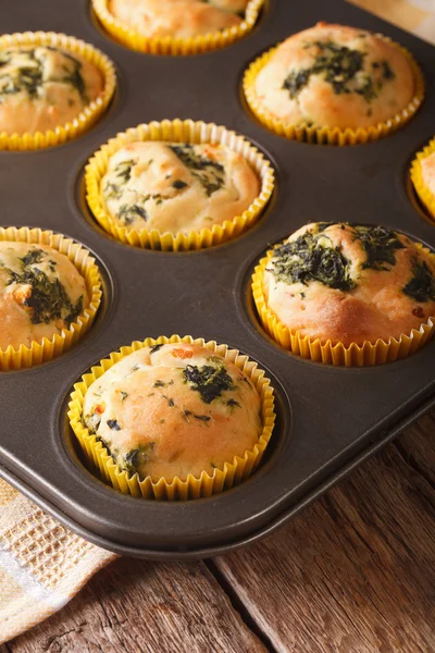 Muffin con spinaci freschi e formaggio feta da vicino in cottura di — Foto Stock