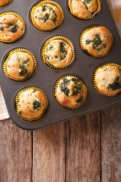Frisch aus dem Ofen Muffins mit Spinat und Feta-Käse aus nächster Nähe — Stockfoto