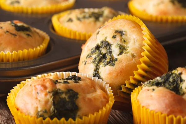 Muffin sani con spinaci e macro formaggio feta. orizzontale — Foto Stock
