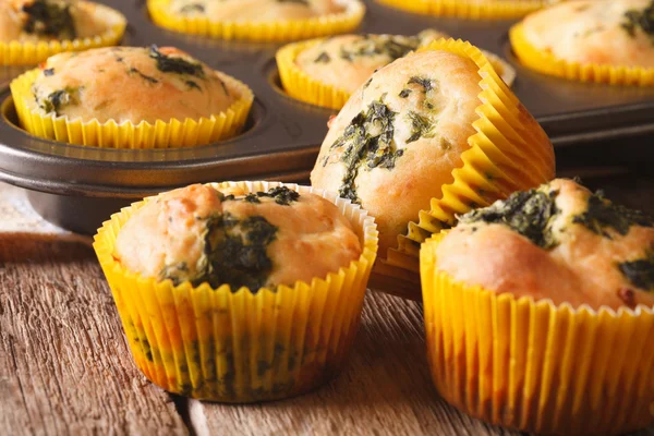 Snack-Muffins mit Spinat und Feta-Käse in Nahaufnahme. horizontal — Stockfoto