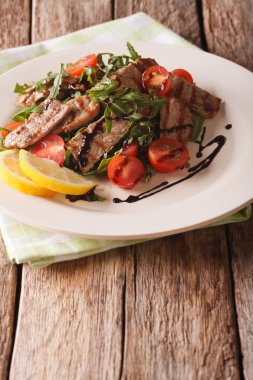 Straccetti salata ızgara sığır, roka ve domates ile yakın-u