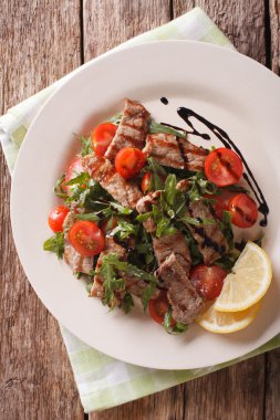 Straccetti salata ızgara sığır, roka ve domates ile yakın-u