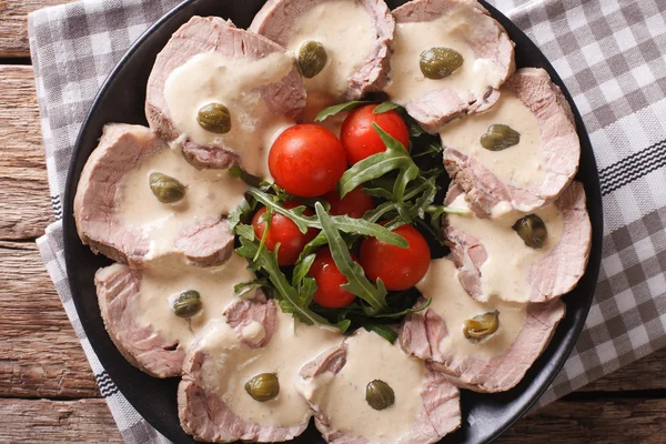 ケッパーのクローズ アップと Vitello tonnato。水平トップ ビュー — ストック写真