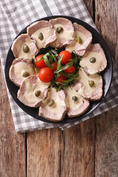 イタリア料理: Vitello ケッパー、ルッコラ、トマトと tonnato — ストック写真