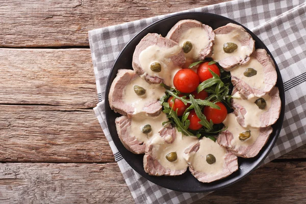 Dania kuchni włoskiej: Vitello tonnato z kaparami, Rukola, pomidory — Zdjęcie stockowe