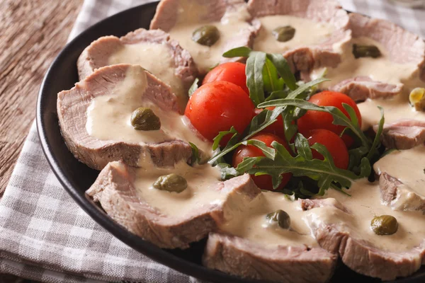 Italian beef with tuna sauce close-up. horizontal — Stock Photo, Image