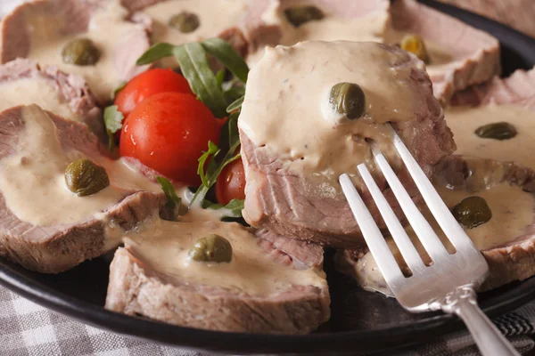 Cucina italiana: Vitello tonnato macro. orizzontale — Foto Stock