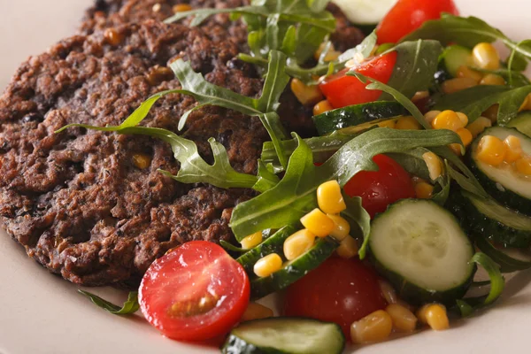 黑豆汉堡配新鲜蔬菜宏观地平线沙拉 — 图库照片