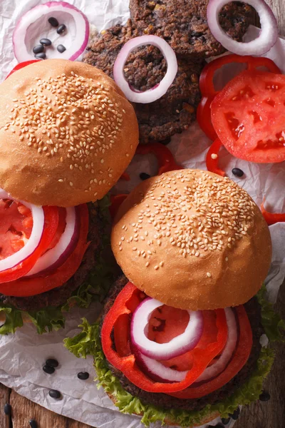 Sandwiches: black bean burgers and fresh vegetables close-up. Ve — Stock Photo, Image