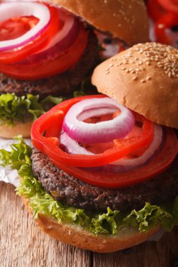 Makrodan vejetaryen siyah fasulye burger. Dikey