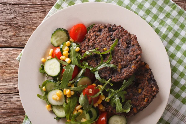 Cucina vegetariana: hamburger di fagioli neri e un'insalata di verdure fresche — Foto Stock