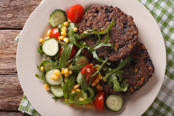 Burgeri vegetarieni de fasole neagră și salată proaspătă de legume . — Fotografie, imagine de stoc